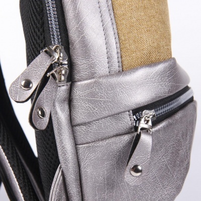 Mochila prateada com tecido castanho e zíperes metálicos