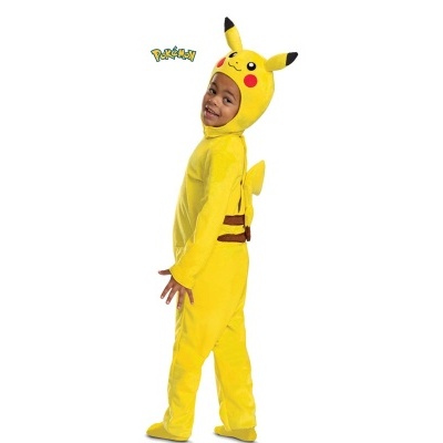 Criança com fato amarelo de Pikachu com capuz e cauda