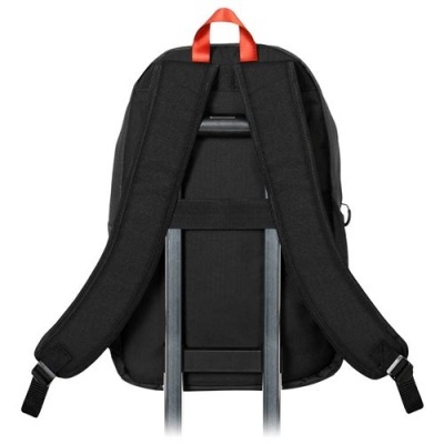 Mochila preta com alças acolchoadas e alça vermelha pendurada em estrutura metálica