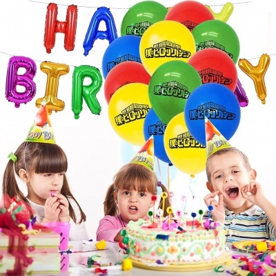 Crianças em festa de aniversário com bolo e balões coloridos