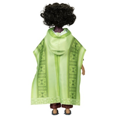 Boneco visto de costas vestido com poncho verde claro com padrões geométricos.