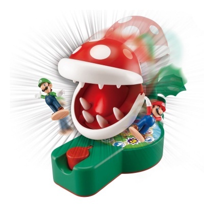 Brinquedo de planta piranha vermelha com figuras de Luigi e Mario em base verde