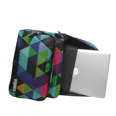 Mala mochila colorida com padrão geométrico e computador portátil