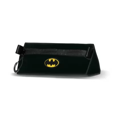 Estojo escolar preto com padrão hexagonal e logótipo Batman amarelo e preto