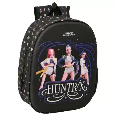 Mochila preta com personagens femininas e texto KPOP DEMON HUNTERS e HUNTR X