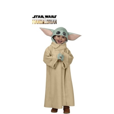 Criança usando fantasia de Baby Yoda do Star Wars Mandalorian com túnica bege e capuz verde com orelhas grandes