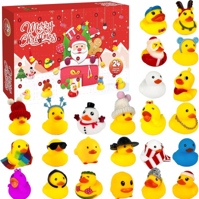 Calendário do advento vermelho com desenhos natalícios e 24 patos de borracha coloridos com diferentes acessórios e decorações.