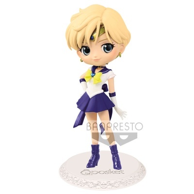 Figura colecionável personagem com roupa azul, branca e amarelo, base branca Qposket