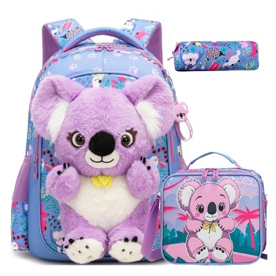 Mochila azul com pelúcia de koala lilás, estojo e lancheira com desenho de koala rosa