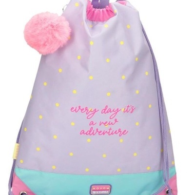 Mochila saco lilás com bolinhas amarelas, texto rosa e pompom cor-de-rosa