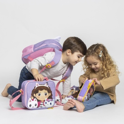 crianças com mochilas e lancheiras personagens animados fundo branco