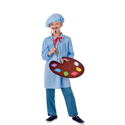 Criança com roupa de pintor e paleta de tintas coloridas.