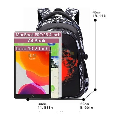 Mochila preta com detalhes brancos e vermelhos, com MacBook Pro, livro A4 e iPad sobreposta