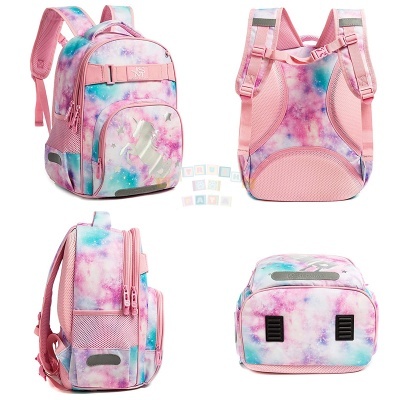 Mochila colorida em rosa, azul e lilás vista de vários ângulos