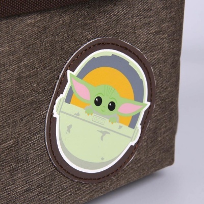 Saco castanho com autocolante colorido de personagem verde com orelhas grandes e capuz amarelo