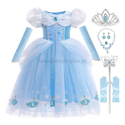 Vestido de princesa azul claro com acessórios temáticos