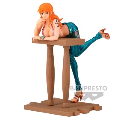 Estatueta de figura feminina com cabelo laranja e calças azuis junto a mesa de madeira