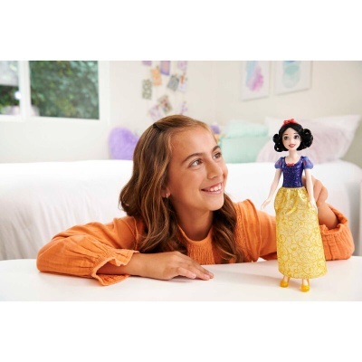 Boneca da Branca de Neve com vestido amarelo e azul e menina sorridente.