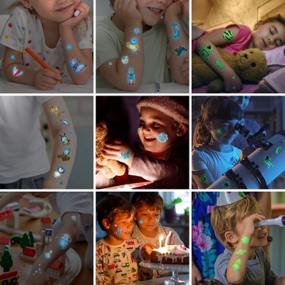 Crianças com tatuagens temporárias coloridas nos braços e rosto em várias situações