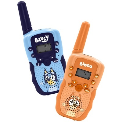 Dois walkie-talkies para crianças azul e laranja com desenhos de cachorros e palavras BLUEY e BINGO.