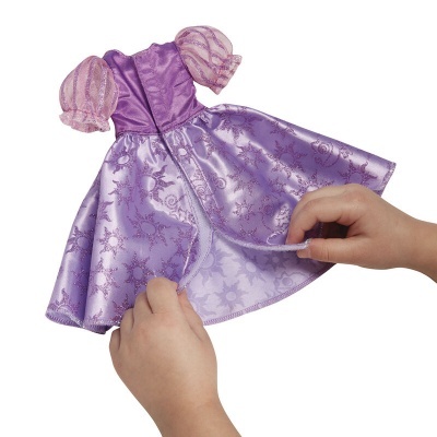 Vestido de boneca lilás e rosa com saia brilhante e mangas bufantes