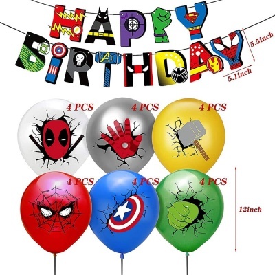 Balões coloridos com figuras de super-heróis e letras penduradas a formar HAPPY BIRTHDAY