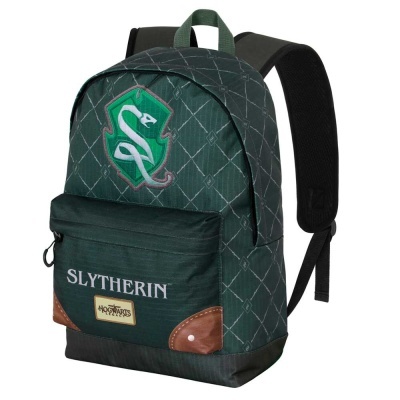 Mochila verde com padrão xadrez, logo da cobra Slytherin, bolso frontal com texto e etiqueta Harry Potter.
