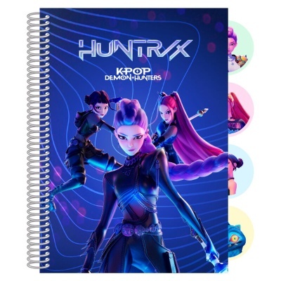Caderno com capa azul e personagens femininas futuristas, texto HUNTR/X KPOP DEMON HUNTERS