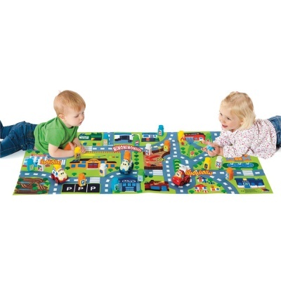 Crianças a brincar com tapete e carros de brinquedo com padrão de cidade colorida