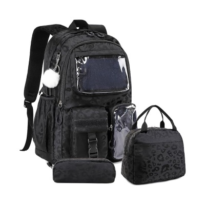 Mochila preta com padrão animal print, bolsa térmica e estojo preto
