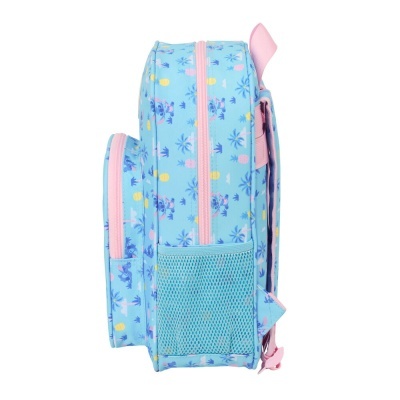 Mochila azul claro com padrão de desenhos animados e bolso lateral em rede azul.