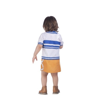 Criança de costas com roupa branca e azul e saia laranja