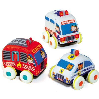 Três carrinhos de brinquedo de madeira: camião de bombeiros, ambulância e carro da polícia