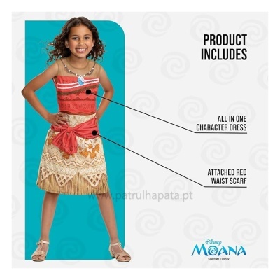 Criança com vestido de personagem Disney Moana e lenço vermelho na cintura, texto em inglês ao lado