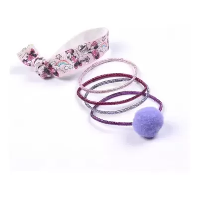 Acessórios para cabelo incluindo fita rosa com padrão em preto e branco e pulseiras elásticas roxas com pompom
