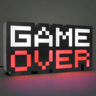 Luz decorativa 'GAME OVER' em letras pixeladas brancas e vermelhas