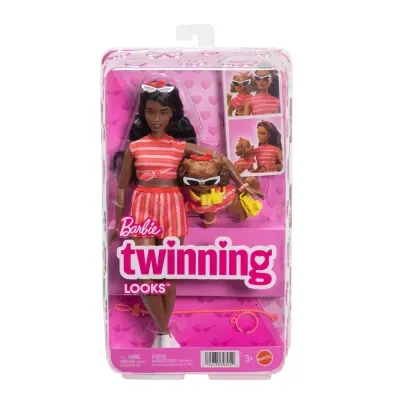 Boneca Barbie com roupa riscada laranja e branca com cãozinho vestido igual em embalagem rosa.