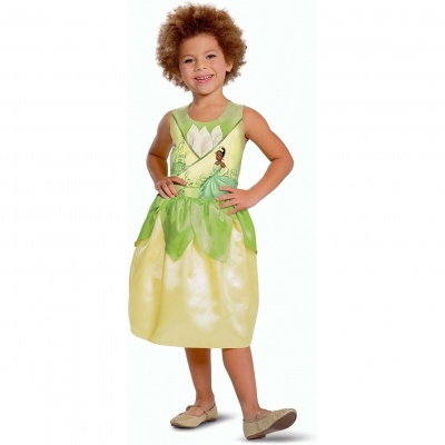 Criança com vestido verde e amarelo inspirado na personagem Tiana, em fundo branco