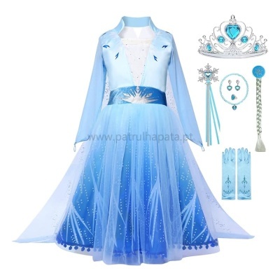 Vestido azul com acessórios de fantasia de princesa