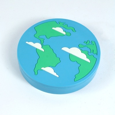 Caixa redonda azul com desenho do globo terrestre