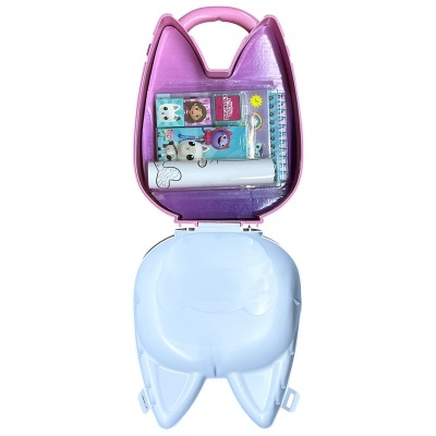 Mala de gato roxa e azul com material de papelaria dentro