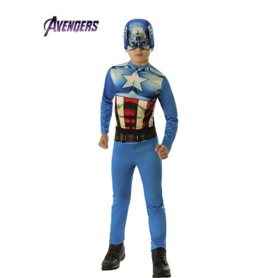Criança vestida de Capitão América com fato azul, vermelho e branco e máscara azul.