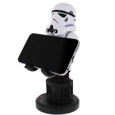 Figura Stormtrooper a segurar smartphone preto
