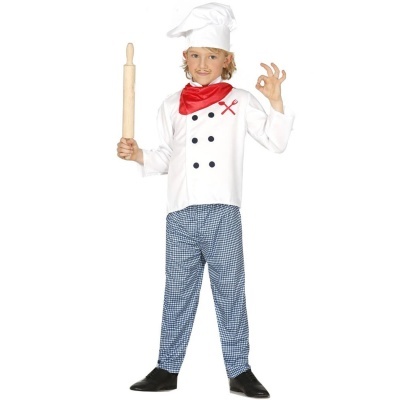 Criança com fato de cozinheiro e rolo de massa