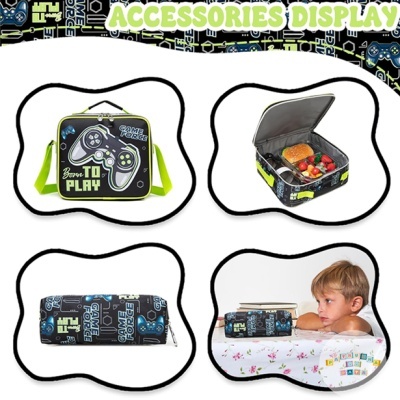 Conjunto de acessórios com padrão videojogos e criança sentada à mesa