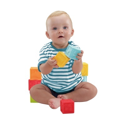 Bebé sentado a brincar com blocos coloridos em fundo branco