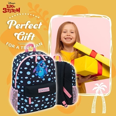 Mochila Disney Stitch preta com bolinhas azuis e menina sorridente com presentes amarelos