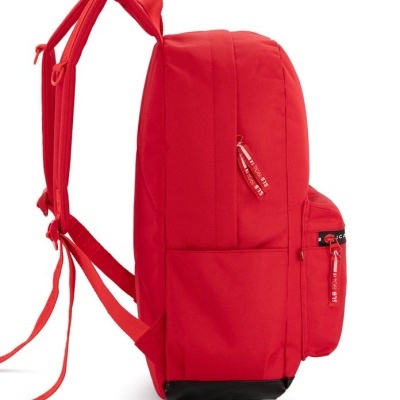 Mochila vermelha com base preta e bolsos, vista lateral em fundo branco