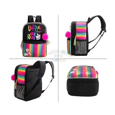 Mochila colorida com texto e pompom rosa