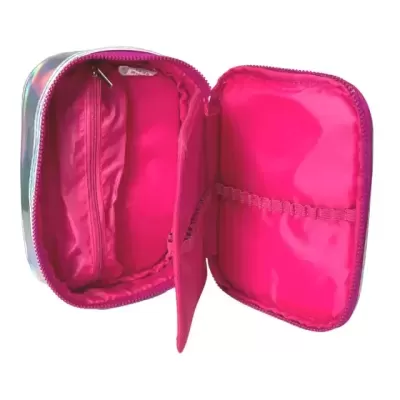 Estojo escolar iridescente aberto com interior rosa e fecho de correr